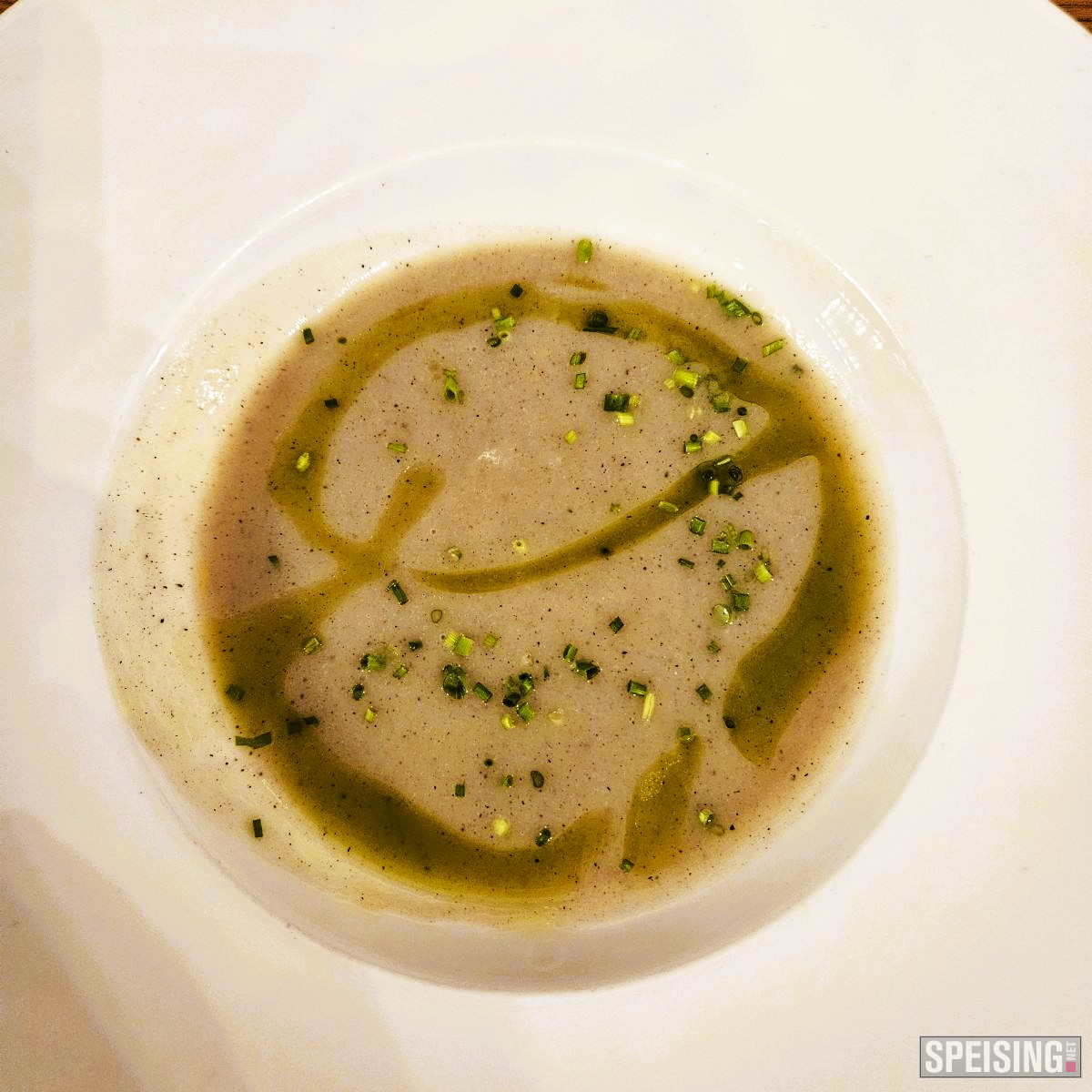 Suppe vom gegrillten Karfiol mit Kr�uter-Hefe�l