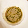 Suppe vom gegrillten Karfiol mit Kräuter-Hefeöl